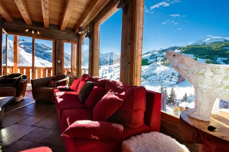 Salon en hiver vue sur la montagne et les pistes de ski 