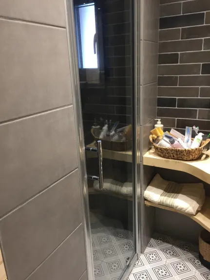 Salle de bain , douche sur zone vie