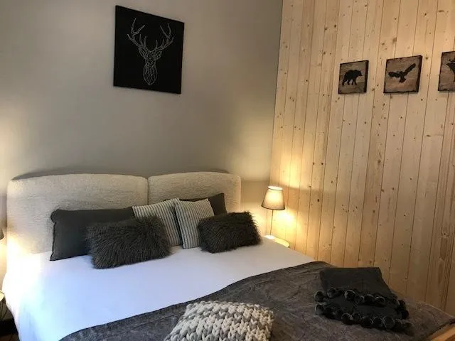 2eme chambre au 1er étage avec Son lit King size De 180 + lit tiroir de 80 pour enfant 