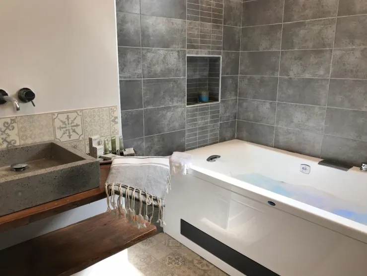 In 1 er floor, Jacuzzi 2 places, chromotherapy.