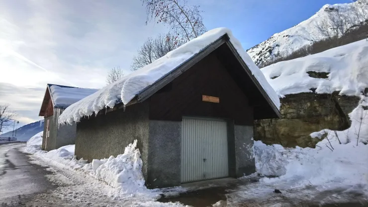 Garage privé pour voiture et/ou vélo. 