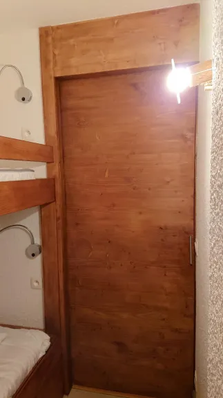 Chambre lits superposés style coin montagne  avec séparation du couloir avec  porte coulissante 