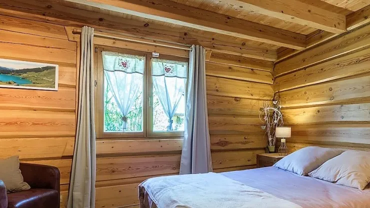 Chambre n°1 avec lit double. Une première salle d'eau est adjacente. Niveau 1