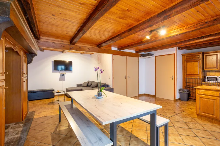 Séjour : table et bancs pouvant recevoir 6 à 8 personnes