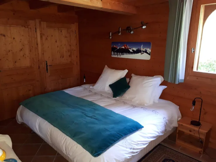 chambre du rez de chaussée. Lit 200 x 200 