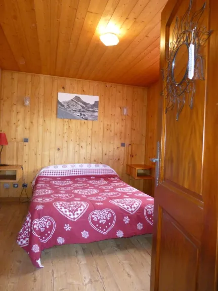Chambre avec un lit 2 places, 2 tables de nuit