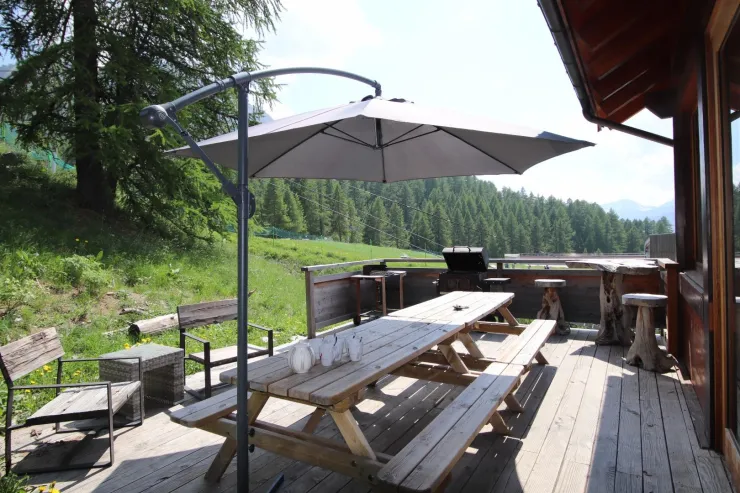 Terrace adjoining the kitchen to take your meals outside almost all year round !