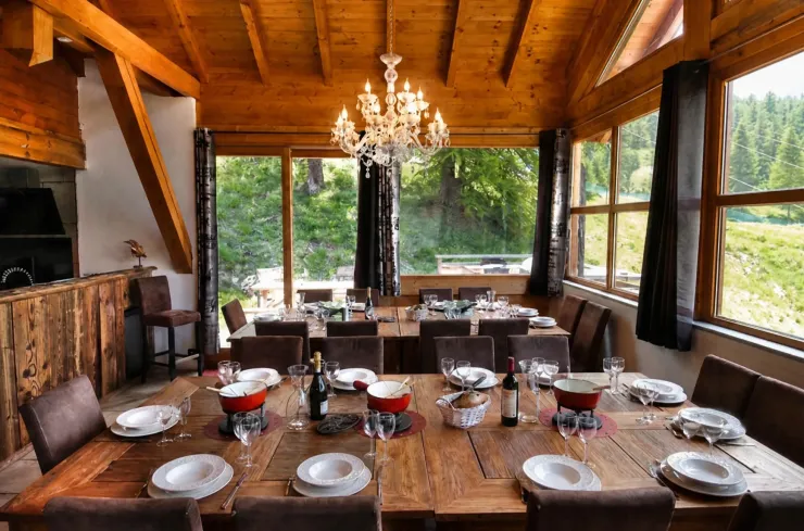 Dining room for 22 people. The cabin is equipped with raclette and fondue sets for your authentic mountain meals!