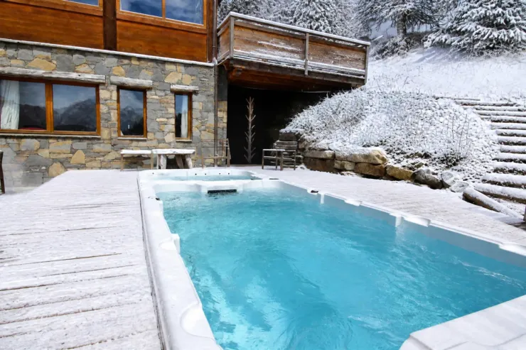 The swim spa features a hot tub heated to 37° year-round and a jet pool heated to 30° in the summer and 32° in the winter.