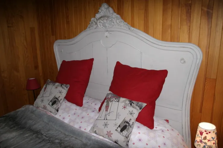 Chambre romantique vue montagne avec balcon privatif et accès direct à la salle de bain.