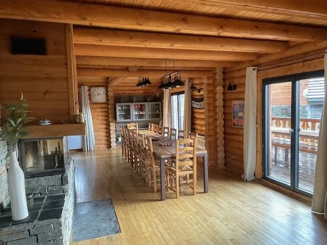Grande pièce à vivre avec cheminée