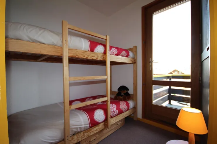 chambre donnant sur balcon avec vue sur toute la chaîne de montagnes