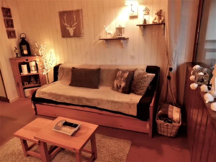 Canapé gigogne pour le couchage de deux personnes. Literie avec matelas neufs bultex HR 35kg. Le tiroir du bas se tire et les pieds se rélèvent formant un lit double de 160 cm ou deux lits simples. Une couette et oreillers avec alèses.