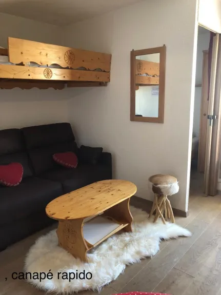 canapé rapido avec la porte de la chambre à droite 