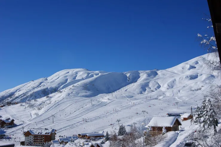 vue du chalet les pistes de la Toussuire et dans le fond le Corbier 