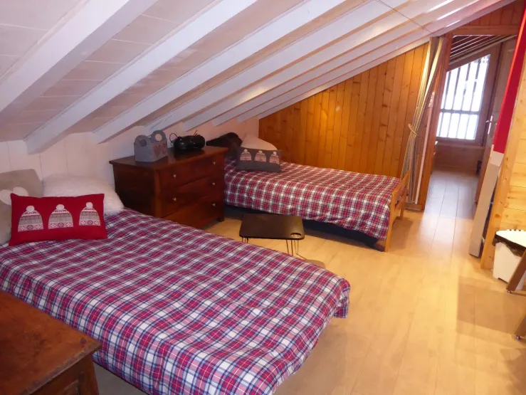 Coin montagnard coucoune avec lits gigognes séparés ou rapprochés avec rideau qui vous isole des deux chambres et du coin lavabo ... un plus pour cet appartement très agréable et bien conçu.