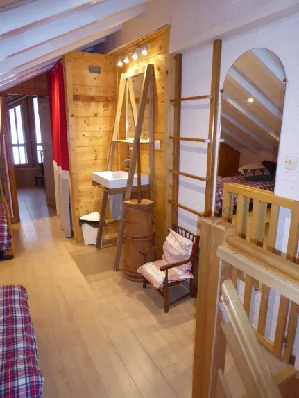 Petit coin lavabo , discret, élégant et utile après une belle journée de ski . Un plus pour ce loft très élégamment aménagé.