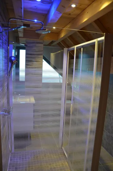 2ème salle de bains avec WC