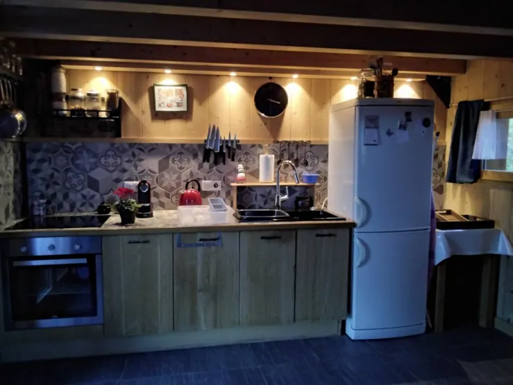 Cuisine équipée  avec réfrigérateur congélateur four nesspresso appareils à raclette ,à fondu , fer à repasser