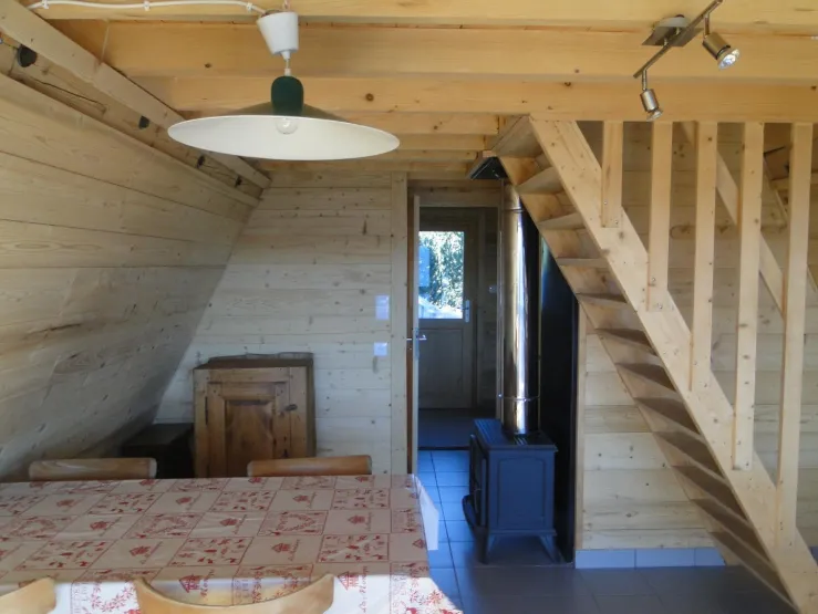 salon, et escalier qui monte vers la chambre