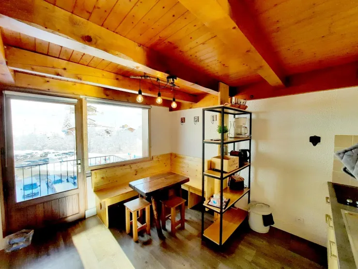 Coin cuisine avec vue montagne et pistes des Fripons