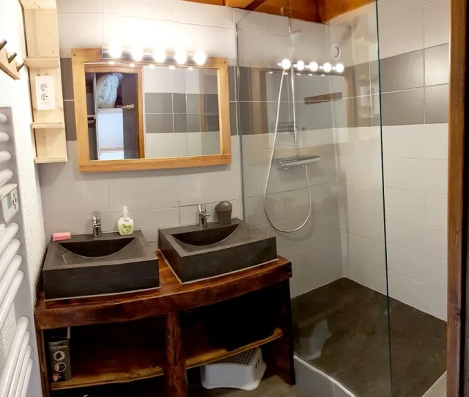Salle de bain double vasque et douche avec robinet thermostatique.