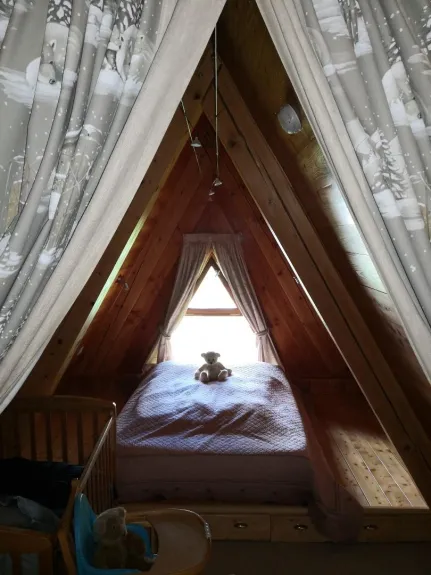 étage 2 : chambre lit 1.4 m, avec lit enfant à barreaux 