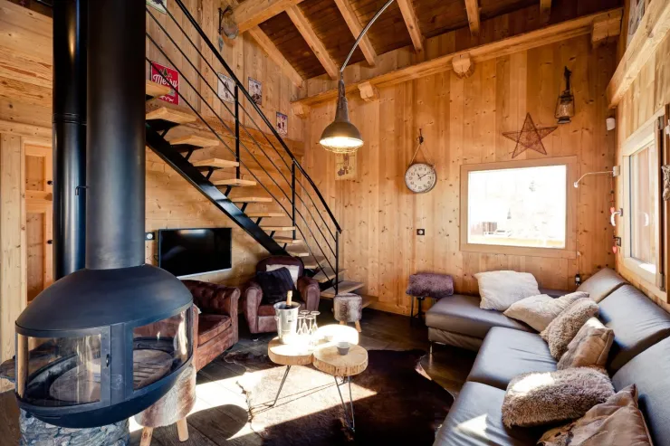 Living room with suspended fireplace