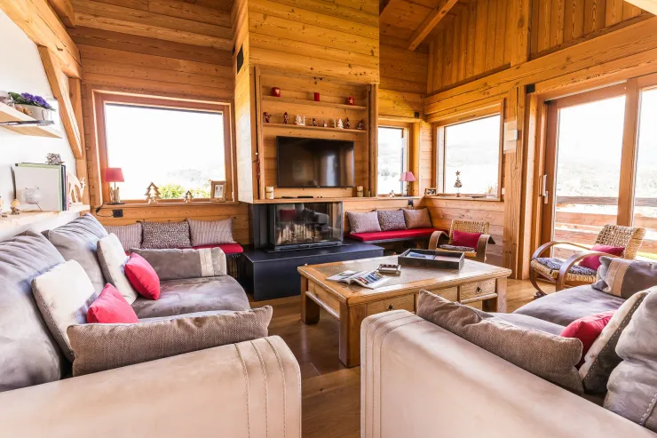 Séjour avec canapés, banquettes et fauteuils
