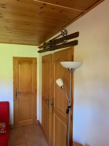 séjour avec les 3  portes donnant dans les chambres et salle de bain