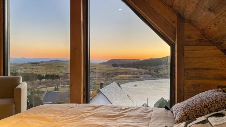 The Chalet l’Anorak in Super Besse welcomes you in a double room with a breathtaking view of the resort and the surrounding mountains. Comfort and serenity in the heart of the Massif du Sancy, ideal for a rejuvenating stay in the heart of nature.