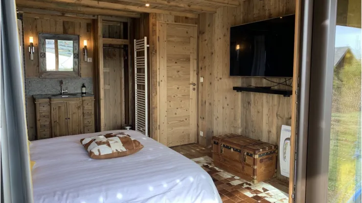 Discover our La Cascade Family Suite, a haven of comfort with its King Size bed and elegant bathroom. Spacious and soothing, it invites you to a gentle stay, lulled by the murmur of the surrounding nature.