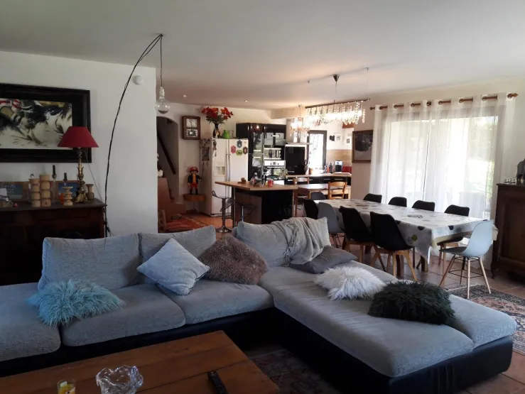 Canapé de la grande pièce de 90 m2