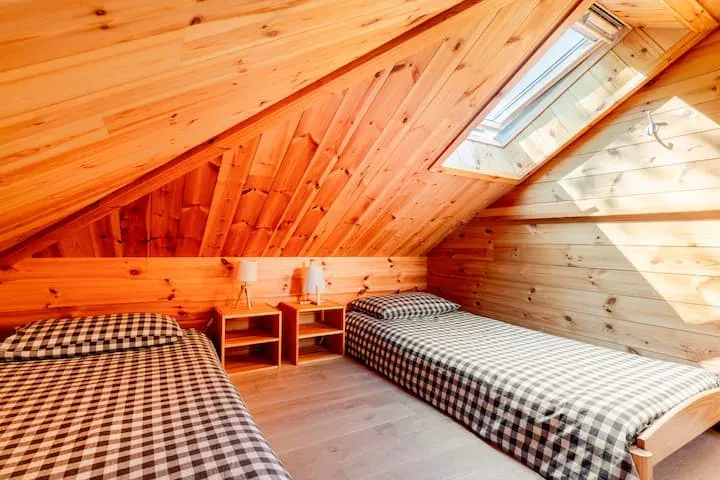 Chambre à l'étage avec 2 lits 90x140