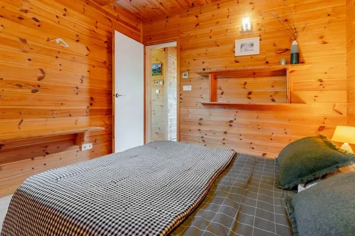 Chambre en rez-de-jardin avec lit 140x190