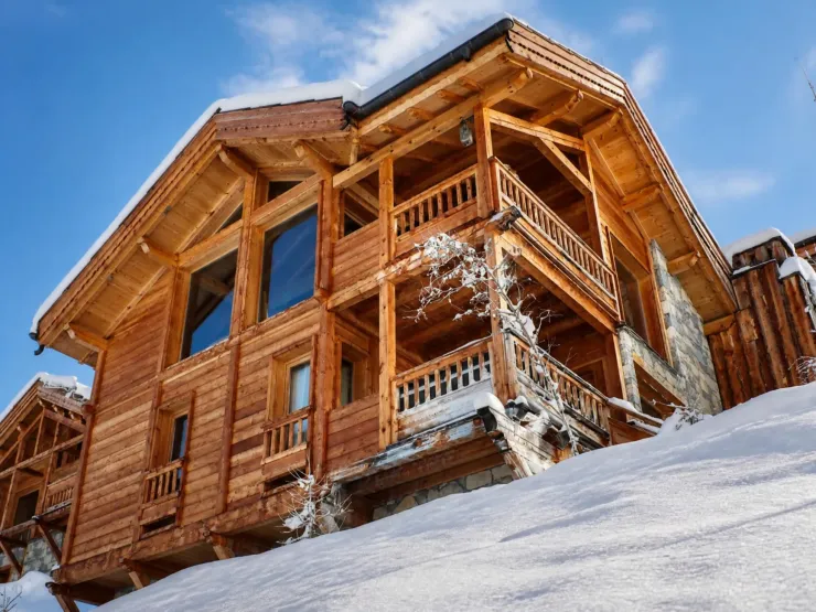 Façade principale du Chalet Hosszu à Vars en hiver, sous la neige, avec ambiance montagne et chalet haut de gamme.