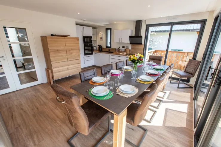 Comfort: Pièce à vivre, cuisine équipée et début du  balcon-terrasse