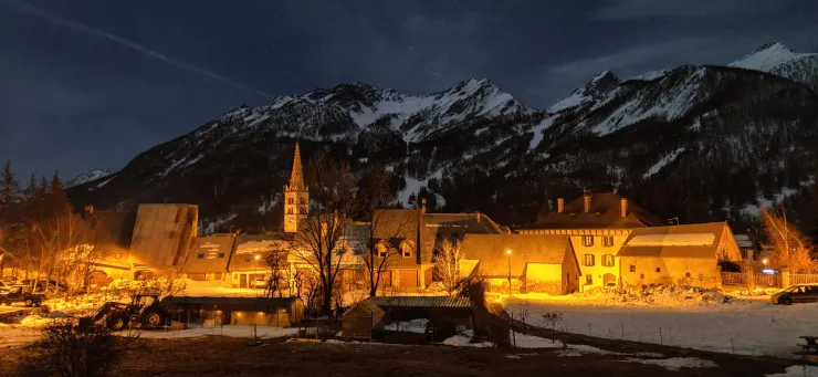 Le village de Monêtier à la pleine lune