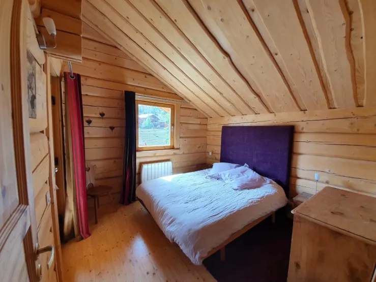 Bedroom 2 with balcony (160 x 200)