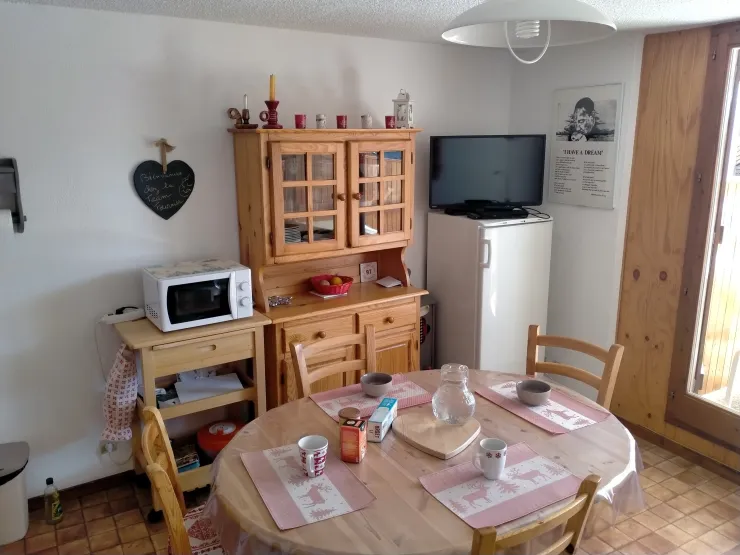 Grand frigo, service à raclette, fondue, cocotte minute, mixeret belle vaisselle