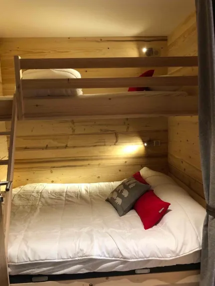 Super cosy mountain corner (loved by the youngest as the oldest) Double bed and single on top. Curtains to isolate completely.