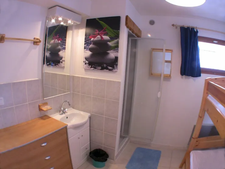 Douche et lavabo dans la troisième chambre à 3 lits de 90