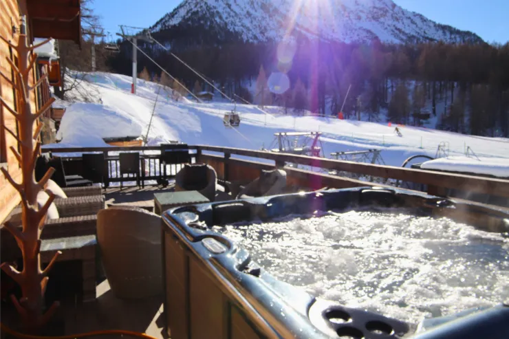 The perfect après-ski spot: our jacuzzi heated to 37°C on the terrace, facing the Chalmettes chairlift and the ski slopes