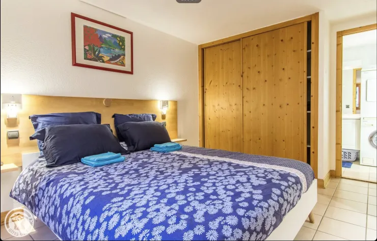 Chambre 1 avec salle de bain avec baignoire attenante - lit double 160cms