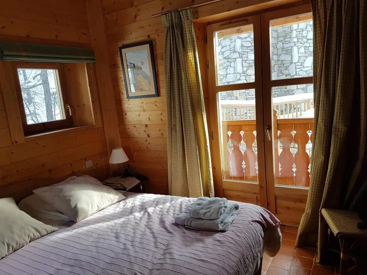 Chambre parentale avec vue sur la vallée du Manchet et le Charvey. Chambre avec salle de bain privative.