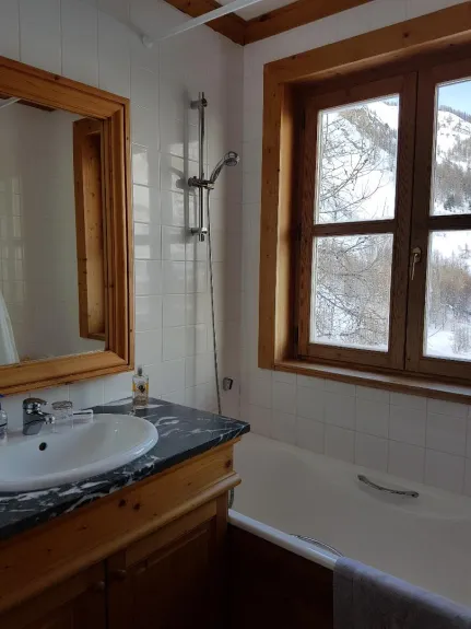 Salle de bain de la chambre parentale avec vue sur Bellevarde.