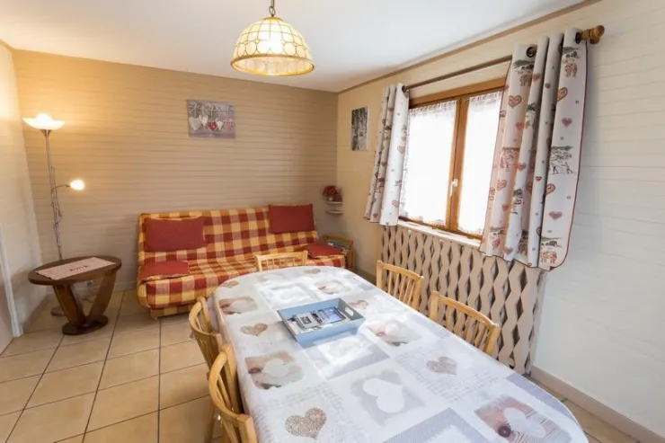 salle à manger avec balcon avec vue sur la chaine des aravis 