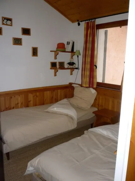 chambre 2 lits . un 3eme couchage possible pour un enfant. 1er étage 