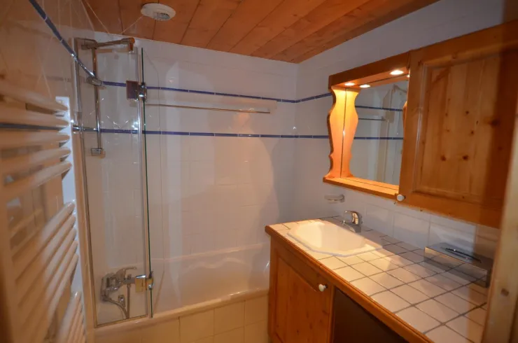 SDB principale baignoire lavabo lave linge