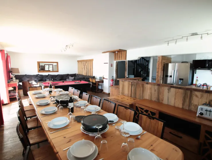 1st floor Dining room separated from the kitchen by a bar in old wood for 16 to 18 guests